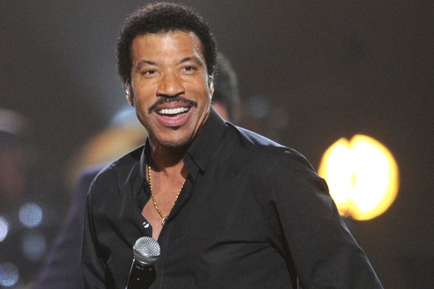 Kambio di programashon Curaçao North Sea Jazz: Lionel Richie i Enrique Iglesias ta bai djabièrnè, i John Legend ta bai djasabra.
