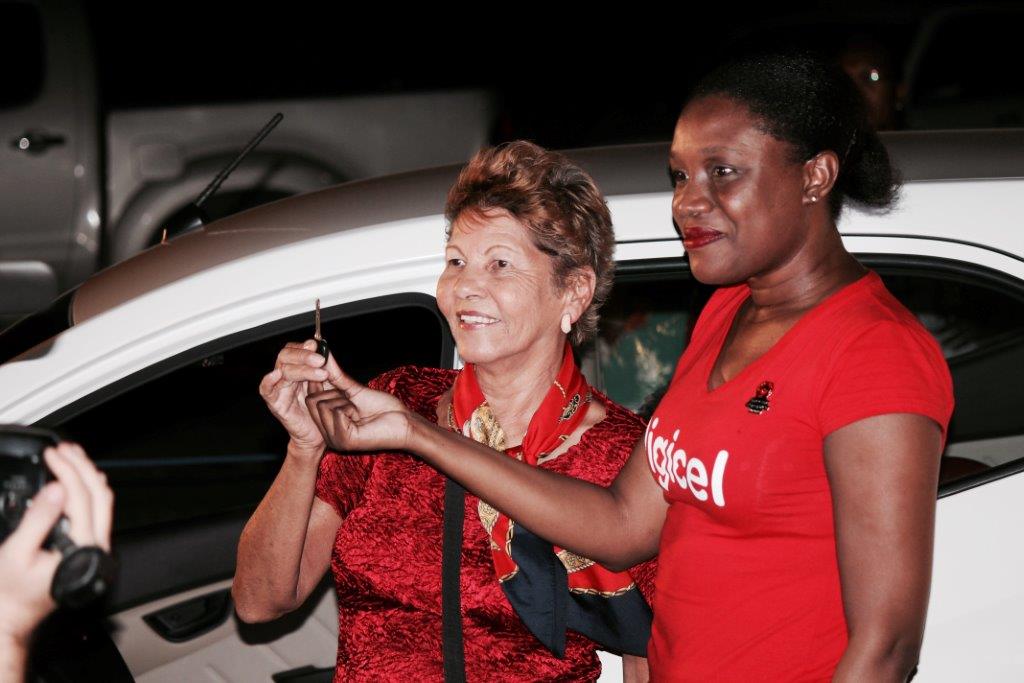 Sra. Geraldin Dammers –Martijn a gana  e Hyundai Eon den kampaña di Digicel!