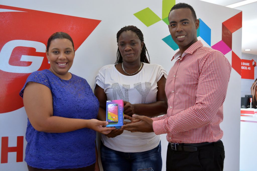 Iris Hooi ta gana den kampaña “Top Up Via MCB And Win”