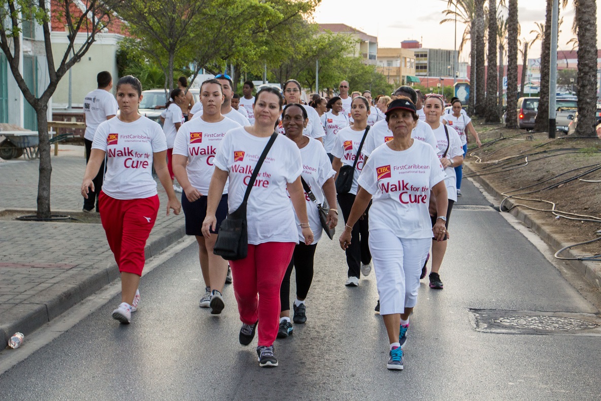 CIBC FIRSTCARIBBEAN TA KOMPROMOTE FONDONAN GENERA DOR DI WALK FOR THE CURE 2015 NA PRINCES WILHELMINA FONDS