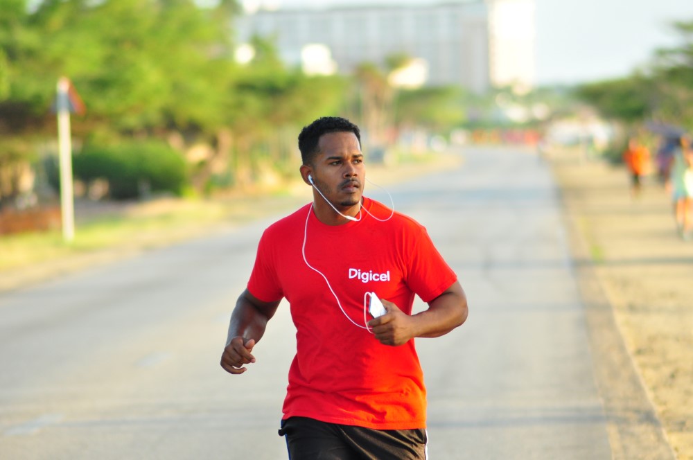 SV Estrella Digicel cu un tremendo “Orange 5K Fun Walk” Canando hunto pa yerba artificial pa e veld di bala na Papilon