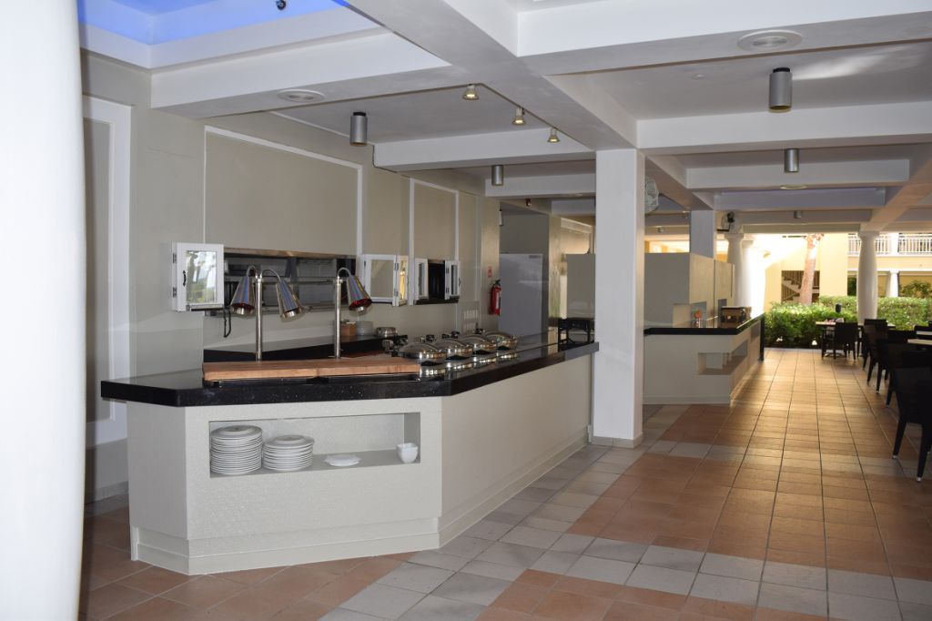 Curaçao Marriott Beach  Resort ta introdusí su Palm Café kompletamente renobá