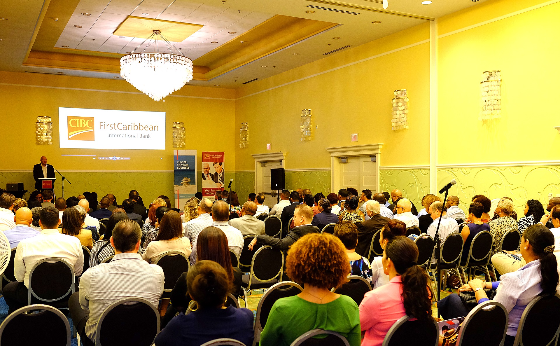 CIBC FIRSTCARIBBEAN TA LANSA BUSINESS BANKING PA EMPRESANAN CHIKI I MEDIANO NA KÒRSOU