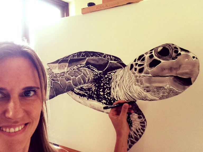 Ilse Koster met 1 van haar kunstwerken