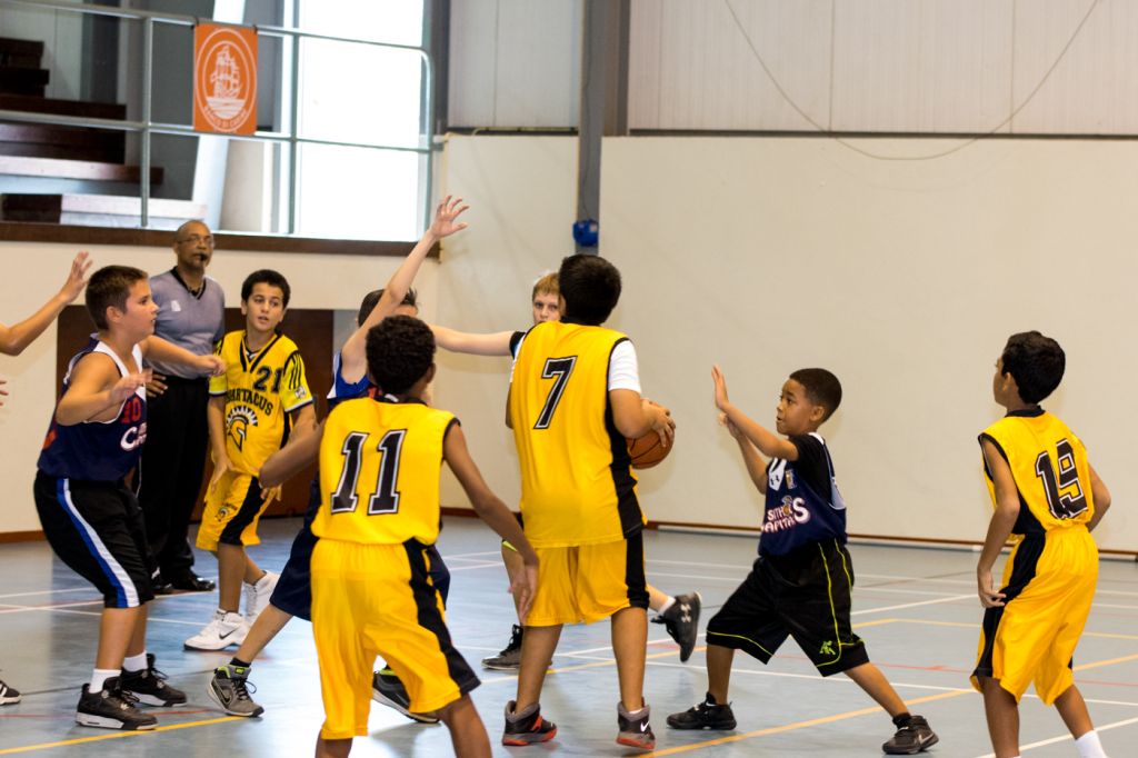 Weganan di Playoff Hubenil a kuminsá djasabra último  den sala di deporte na SDK ku weganan interesante