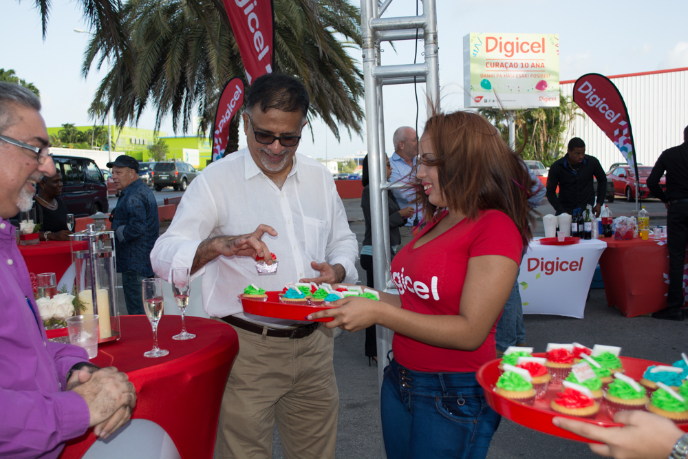 Klientenan postpago i empresarial a selebrá 10 aña Digicel durante selebrashon eksklusivo na Megastore