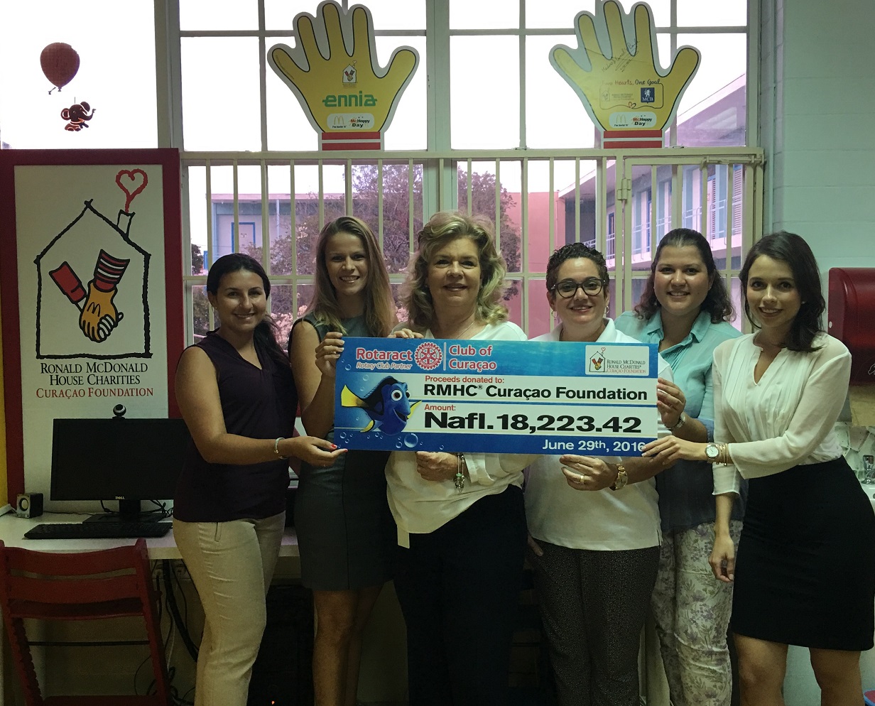 Rotaract Club of Curaçao  a entregá RMHC un chèk di ANG 18,223.41!