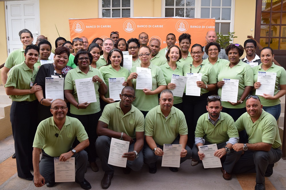 Empleadonan di Banco di Caribe a risibí sertifikashon BHV