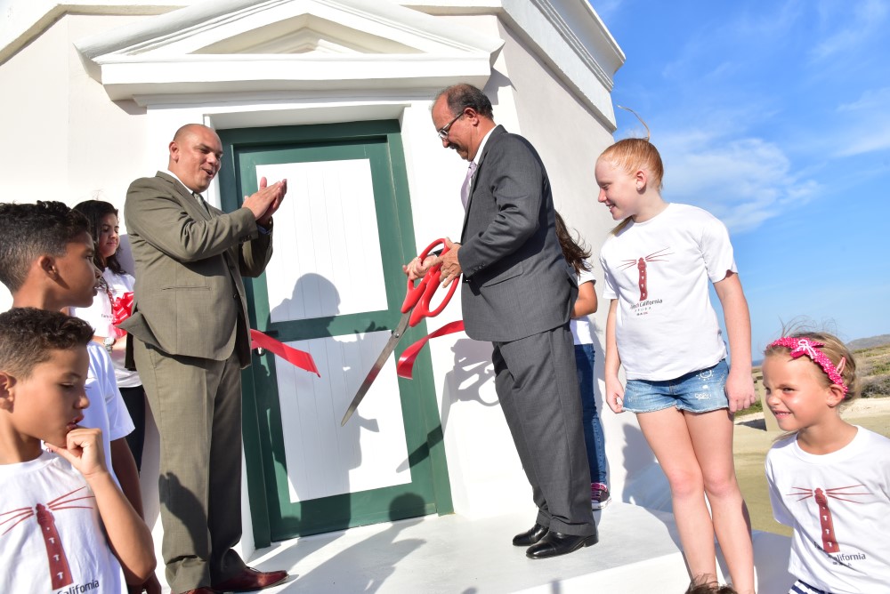 Clientenan di Aruba Bank invita pa bishita Faro di California gratis