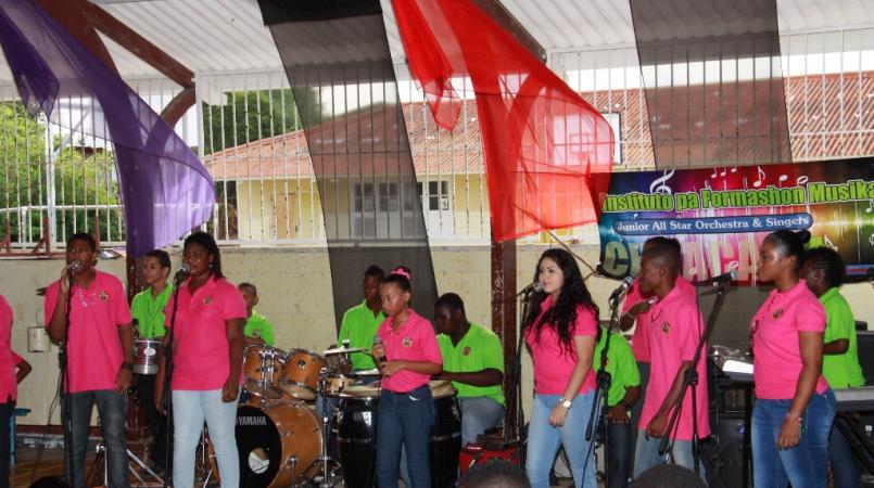 Eksitoso presentashonnan di Junior All Star Orchestra