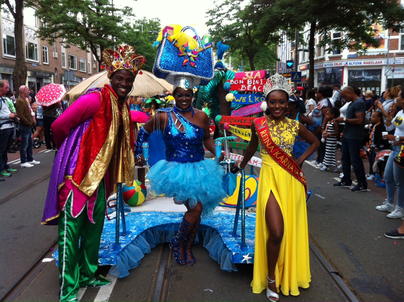 Zomerkarnaval un eksperensia úniko pa Reina i Rei di Karnaval di Kòrsou!
