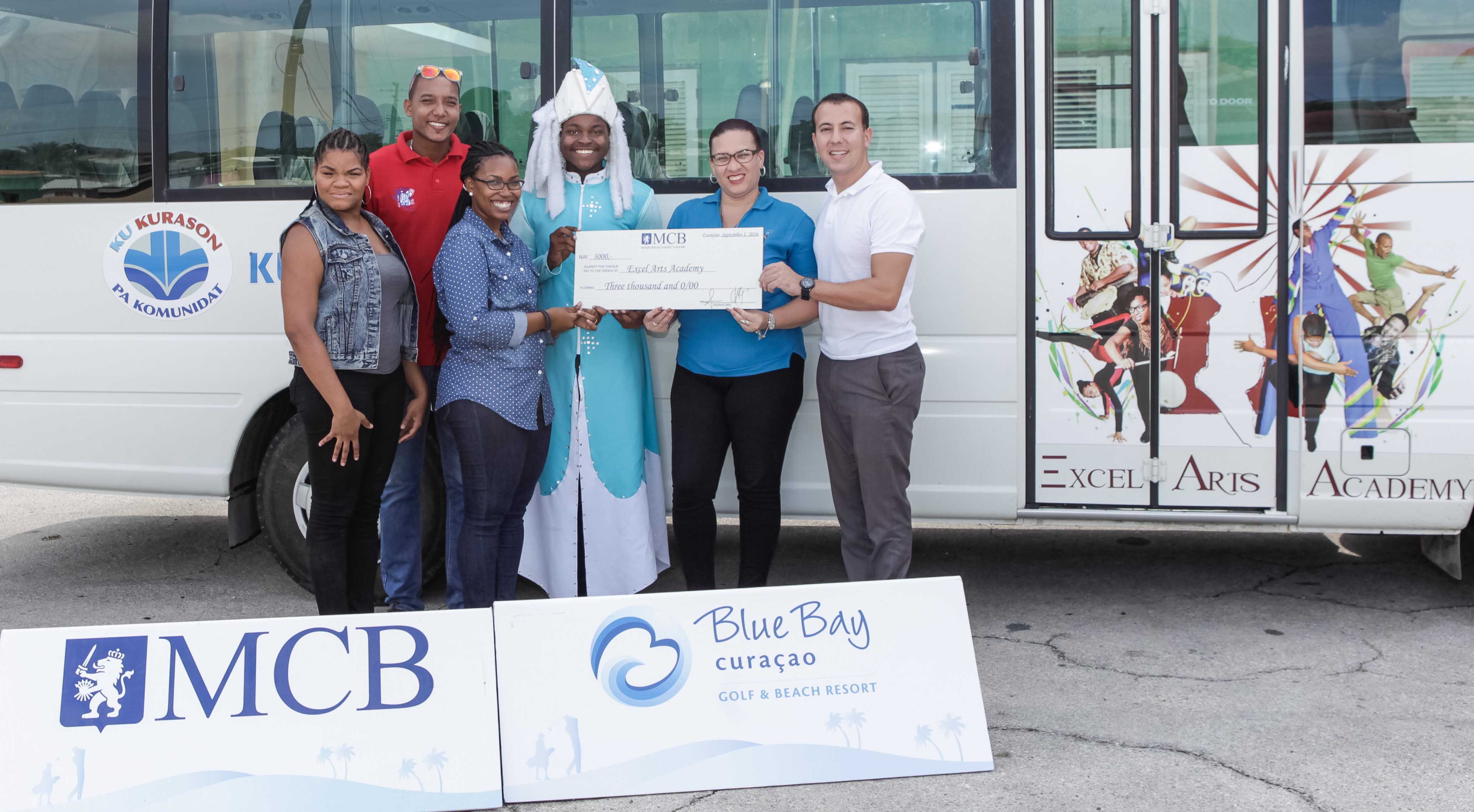 Blue Bay i MCB ta hasi  donashon di F. 18.000.-