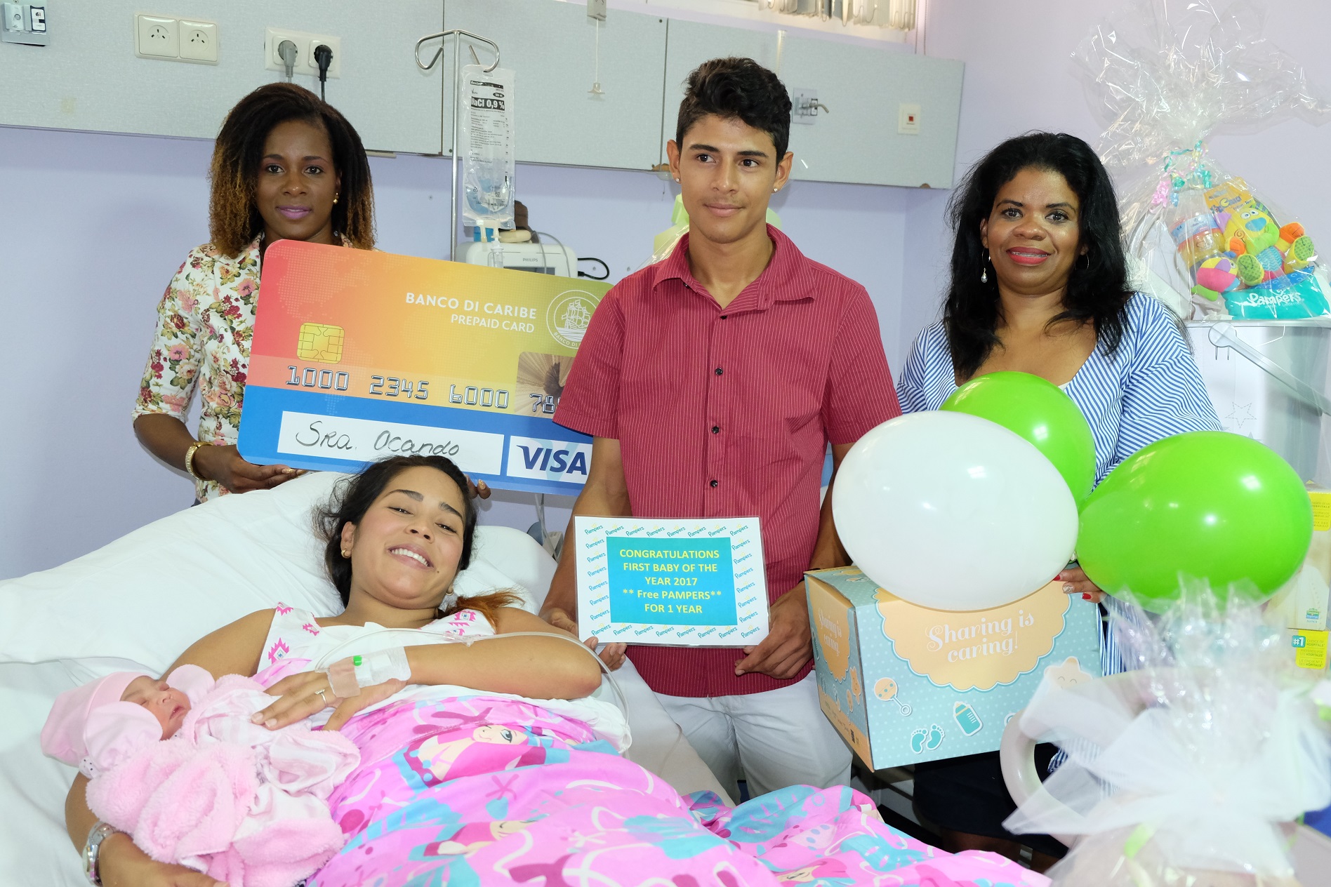 Mell Mahia e promé beibi di aña ta risibí e promé ENNIA Baby Box