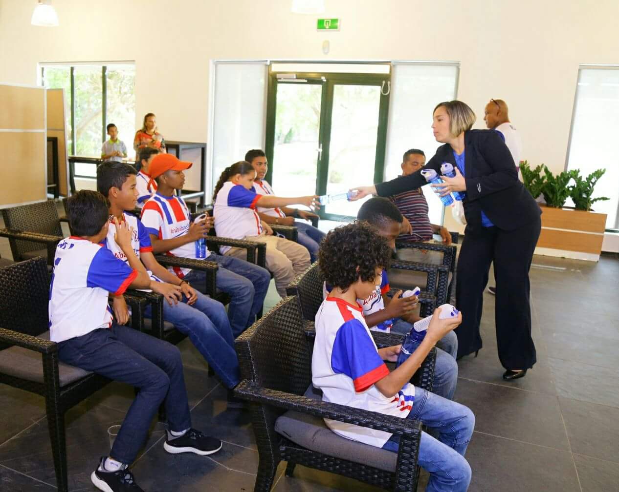 Team RCA ta haya caluroso bon bini na Aruba Bank