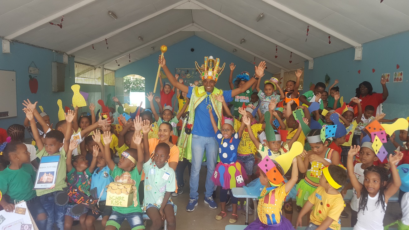 ALUMNONAN  DI ST. ANTONIUSSCHOOL TA GOSA UN BÒL DI E LEGRIA DI KARNAVAL DANKI NA CIBC FIRSTCARIBBEAN
