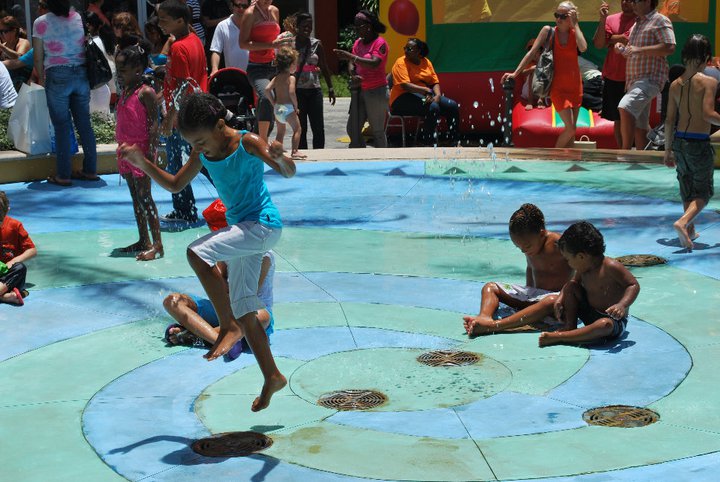 E fòntein di Renaissance Curaçao Resort ta bèk den funshon