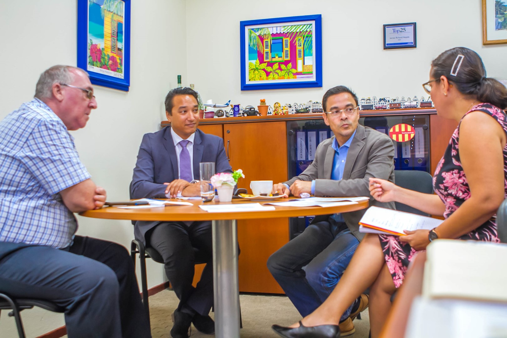 AHATA na mesa cu Minister di Salud Publico riba retonan cu sangura