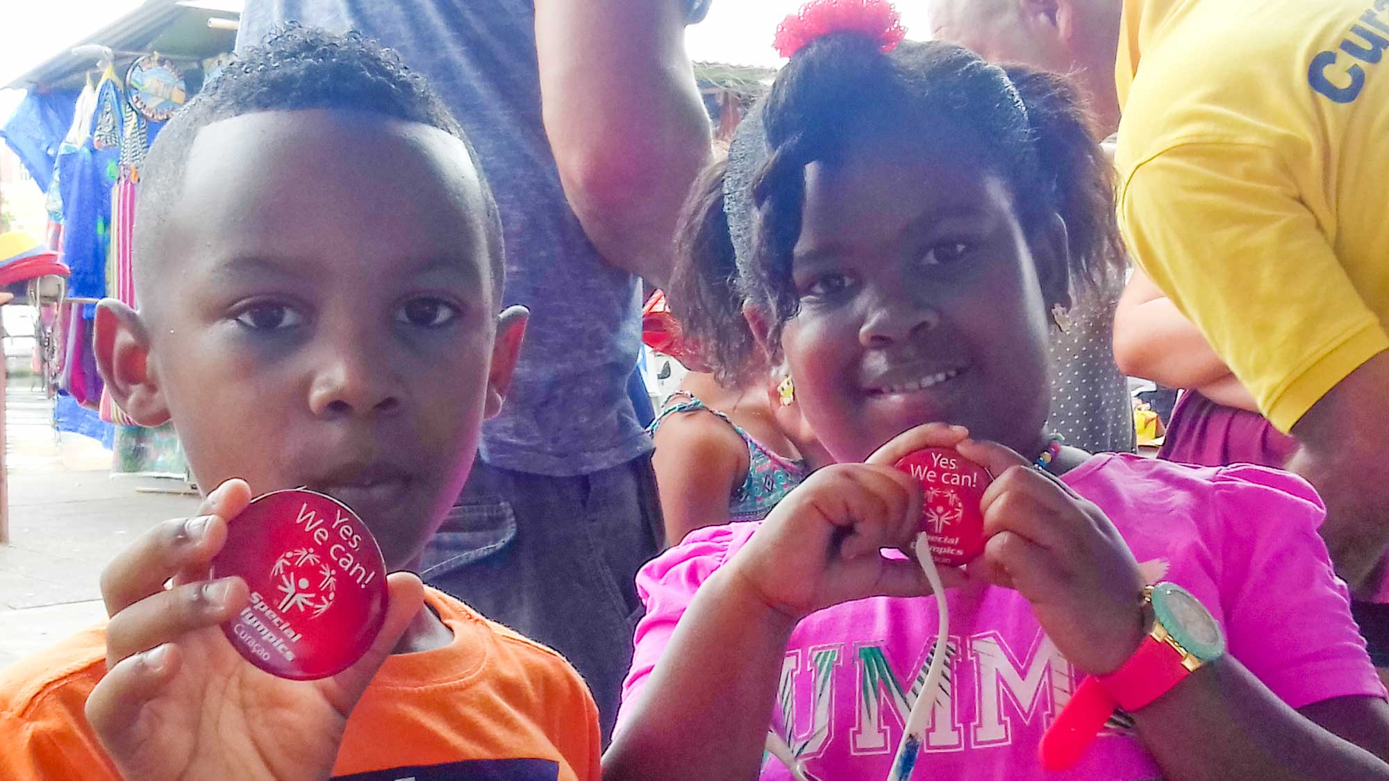 Eksitoso rekoudashon di fondo pa Special Olympics Curaçao durante marshe den Punda