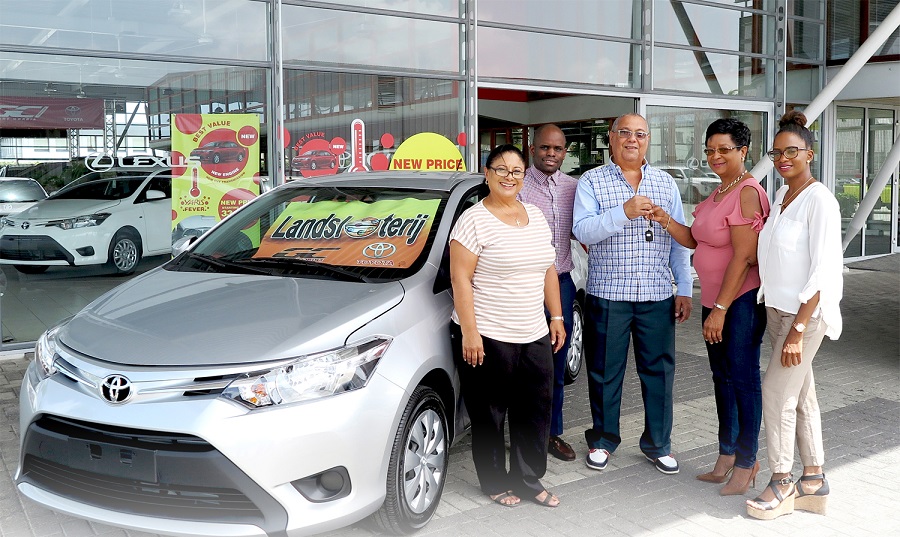 Landsloterij a hasi entrega di outo Toyota Yaris en konekshon ku su 65 aña