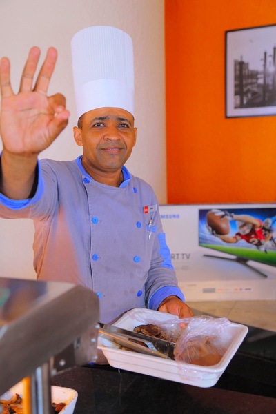 Tatanan di Riu a disfruta di lunch pa celebra nan dia