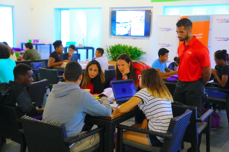 Prome siman di Aruba Bank Good4theNeighborhood Building Entrepreneurs ta completa