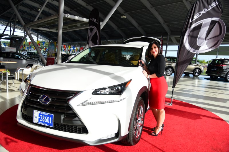 Jasmine Simon a ricibi e prome Lexus NX300 den Caribe