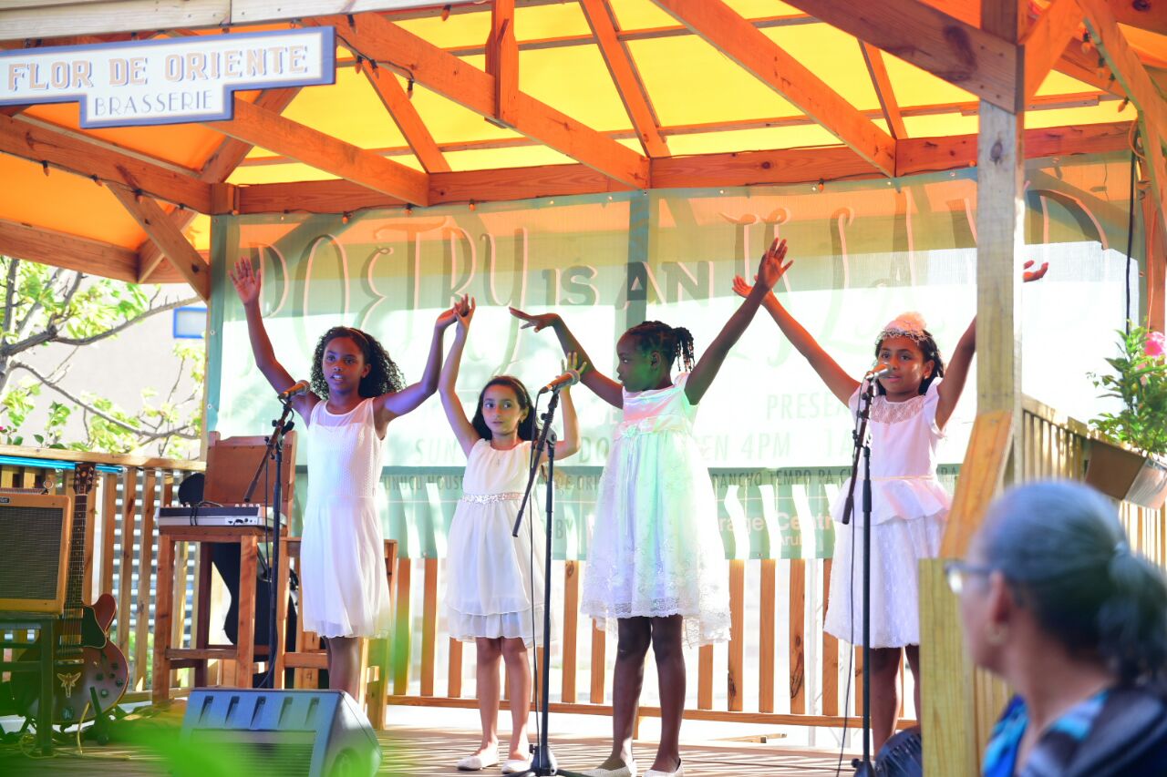 Hopi atencion y participacion na “Poetry is an Island”