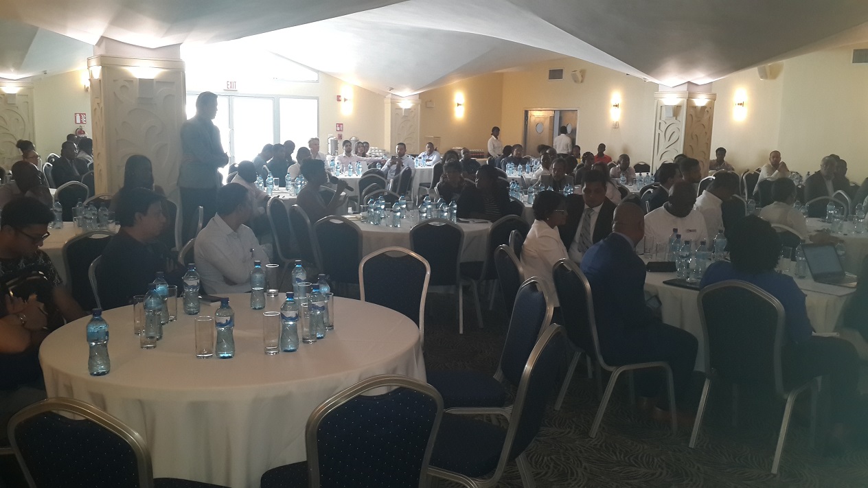GRAN ASISTENSHA NA PRESENTASHON DI DELEGASHON DI KÒRSOU NA HAITI A DEMONSTRÁ KU HAITIANONAN AINDA TA HOPI INTERESÁ PA KUMPRA NA KÒRSOU