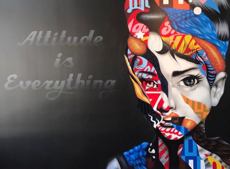 L.G. Smith’s Steak & Chop House ta estrena arte ‘Attitude is Everything’ na su muraya principal