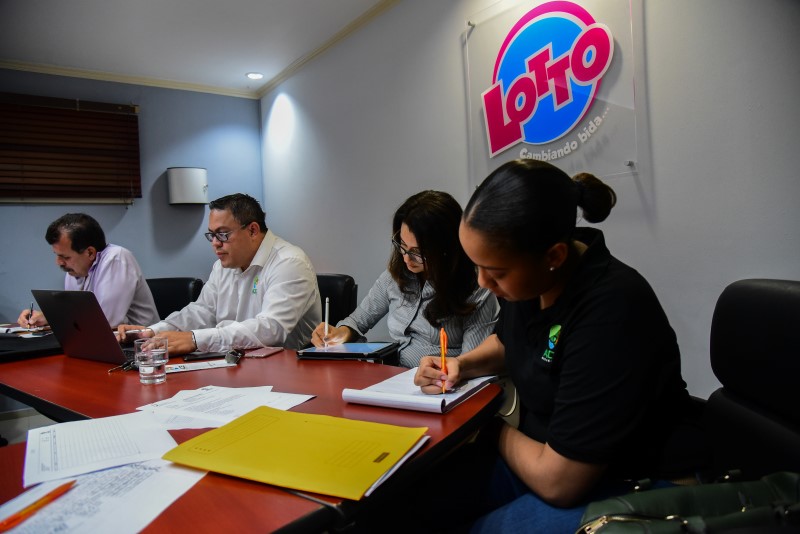 Companianan a entrega bid pa renoba Piscina Rolly Bislik