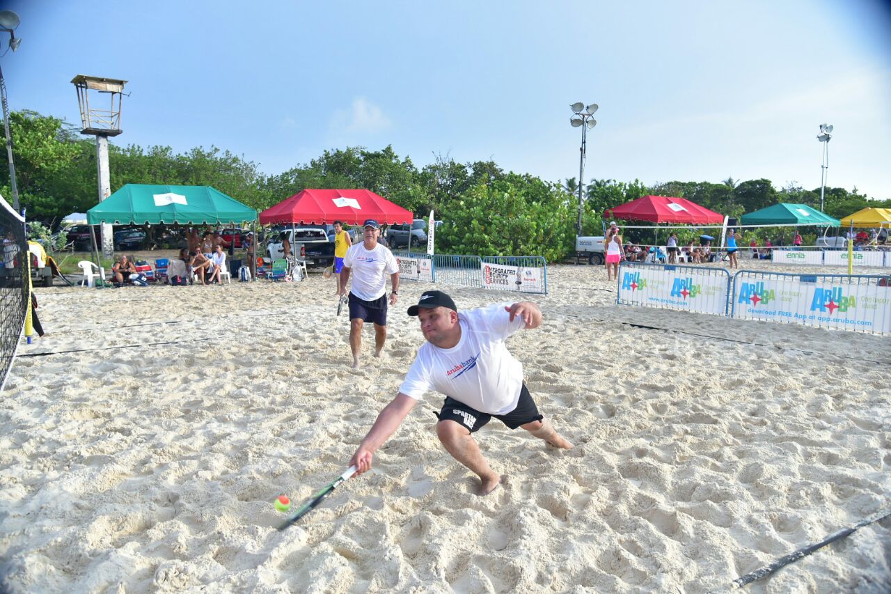 Aruba Bank contento di a forma parti di Aruba Beach Tennis Open 2017