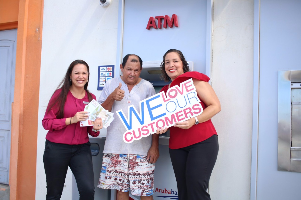 Aruba Bank cu siman di celebracion den tur sucursal