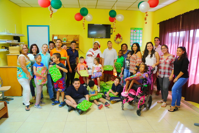Alumnonan di Bibito Pin a ricibi bishita di Santa Claus y Riu Palace Antillas