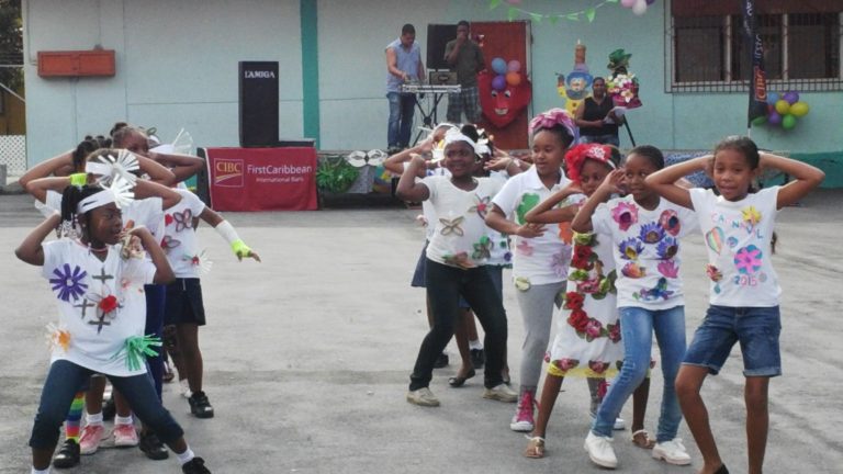 Pic CIBC FirstCaribbean & Argenis Huerta karnaval skol di fundeshi 1