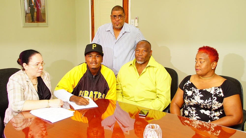 Hoben yu di Kòrsou ta firma ku Pittsburgh Pirates