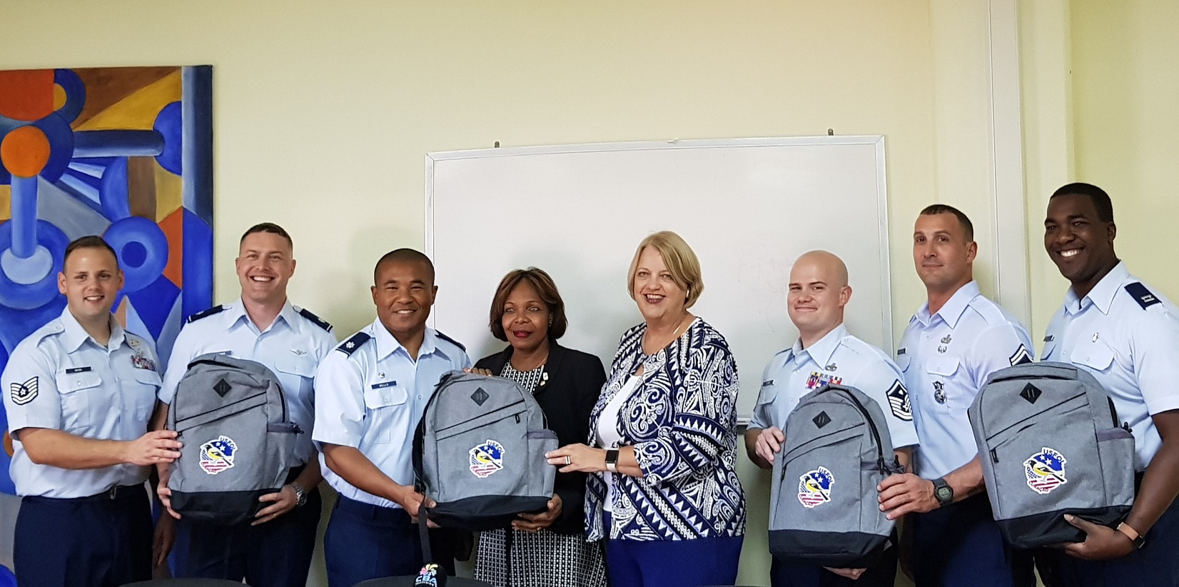 Delegashon di U.S. Forward Operating Locations ta hasi donashon di tas di lomba na 920 alumno di skol di Fundeshi.
