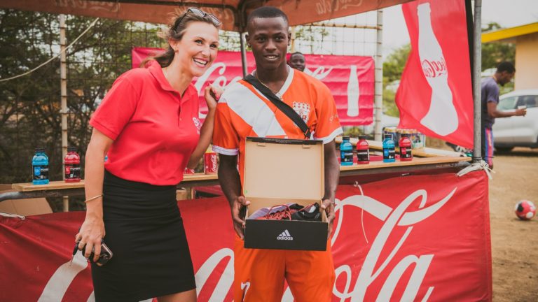 03 Blije voetballer en medewerker