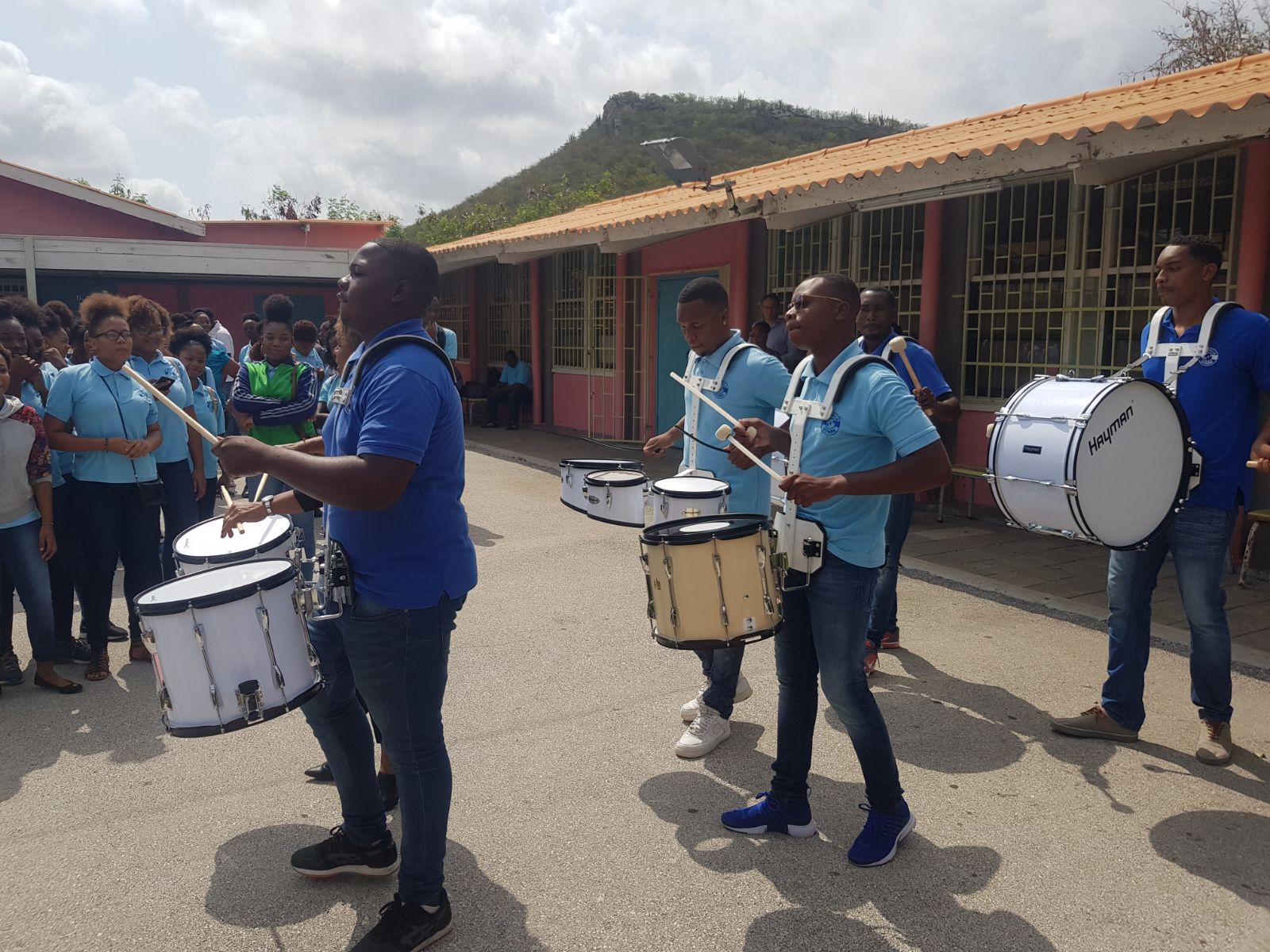 Dr. Jurenne Hooi di Programa di Urgensia huntu ku Minister di Enseñansa, sra. Marilyn Alcalá-Wallé ta inougurá brass band na Ancilla Domini.