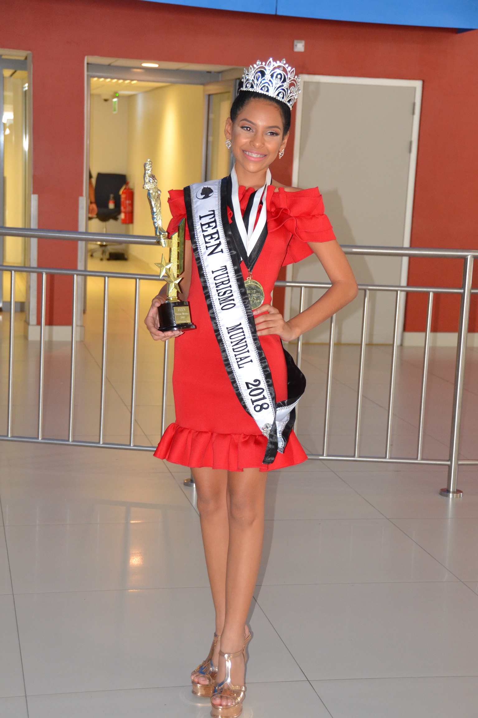 Daviënne Bislip a keda korona komo Miss Teen Tourism World 2018