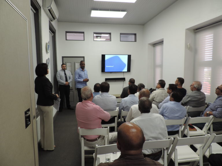 Pic Min EO Martina Curinde & Komersiantenan Econ Zone Cur
