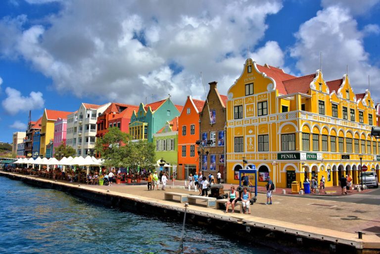 Curacao-Willemstad-Punda-Rainbow-Colorful-Buildings-1440x961