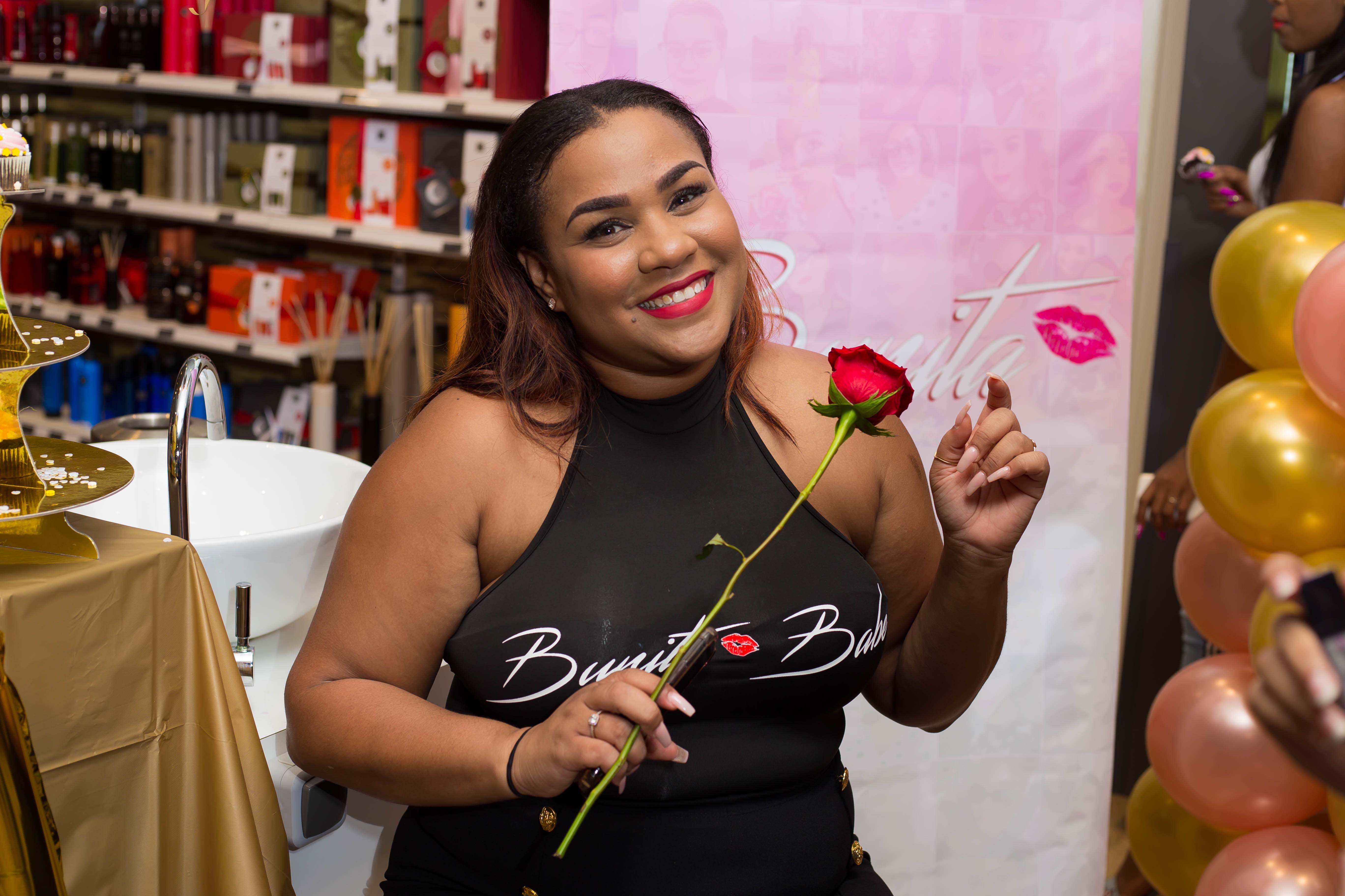 YU DI KORSOU TA LANSA SU PROPIO LIÑA DI MAKE –UP YAMA: BUNITA