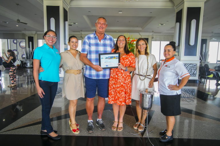 ATA & Riu Resort honors Diamond Guest Pic 2