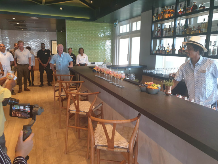 Marriott GM Martin splikando ku drink spesial prepará 29 10 2019