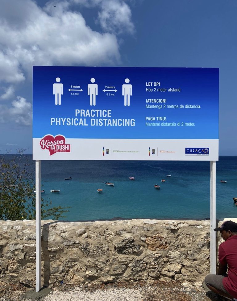 Practice Physical Distancing Playa Piskadó-1