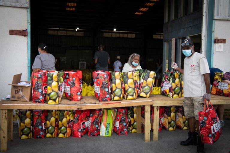 Foto StudioRootz-Berber van Beek-Uitgifte van voedselpakketten bij de Voedselbank Curacao