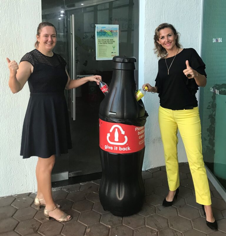 Doño di GreenPhenix Sabine Berendse i representante di Coca-Cola Myrthe George-Verhulst