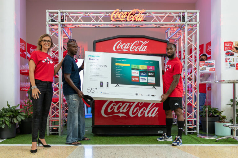 riba portret vlnr Myrthe George-Verhulst (Coca-Cola) - Eearl Martha (Ganador) i Vurnon Anita (futbolista)