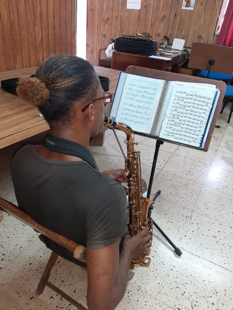Saxofoon studente Sugayri Jacobs 2021